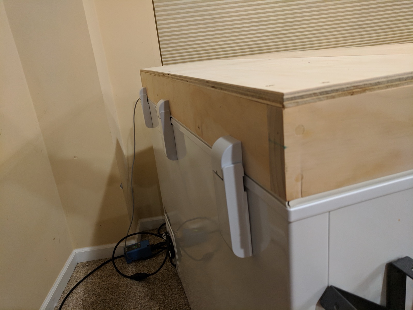 Three hinges provide extra support